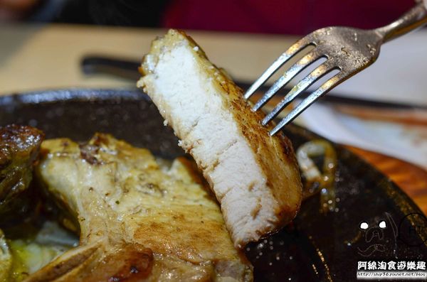 【台北牛排】【北捷港墘路站】瘋牛排-甜蜜擱呷ㄟ飽海陸雙人全餐，雪花牛排、帶骨豬排、海大蝦全在一盤裡．內湖牛排/自助吧/捷運港墘美食