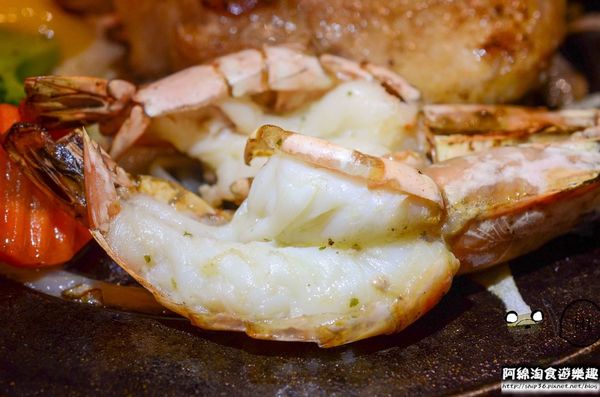 【台北牛排】【北捷港墘路站】瘋牛排-甜蜜擱呷ㄟ飽海陸雙人全餐，雪花牛排、帶骨豬排、海大蝦全在一盤裡．內湖牛排/自助吧/捷運港墘美食