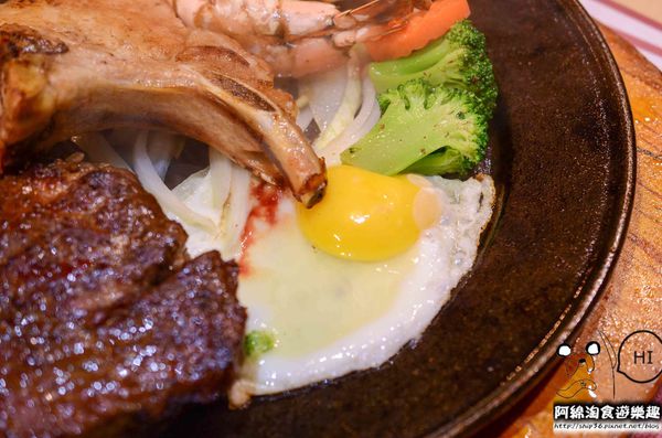 【台北牛排】【北捷港墘路站】瘋牛排-甜蜜擱呷ㄟ飽海陸雙人全餐，雪花牛排、帶骨豬排、海大蝦全在一盤裡．內湖牛排/自助吧/捷運港墘美食