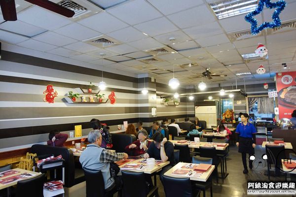 【台北牛排】【北捷港墘路站】瘋牛排-甜蜜擱呷ㄟ飽海陸雙人全餐，雪花牛排、帶骨豬排、海大蝦全在一盤裡．內湖牛排/自助吧/捷運港墘美食