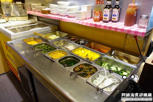 【台北牛排】【北捷港墘路站】瘋牛排-甜蜜擱呷ㄟ飽海陸雙人全餐，雪花牛排、帶骨豬排、海大蝦全在一盤裡．內湖牛排/自助吧/捷運港墘美食