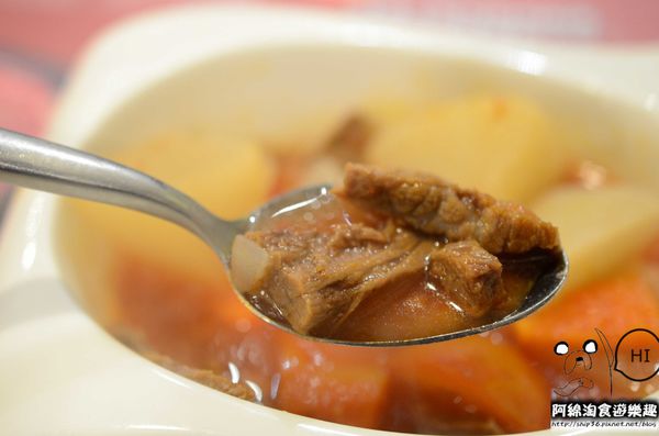 【台北牛排】【北捷港墘路站】瘋牛排-甜蜜擱呷ㄟ飽海陸雙人全餐，雪花牛排、帶骨豬排、海大蝦全在一盤裡．內湖牛排/自助吧/捷運港墘美食