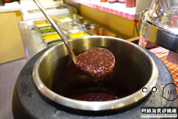 【台北牛排】【北捷港墘路站】瘋牛排-甜蜜擱呷ㄟ飽海陸雙人全餐，雪花牛排、帶骨豬排、海大蝦全在一盤裡．內湖牛排/自助吧/捷運港墘美食