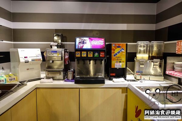 【台北牛排】【北捷港墘路站】瘋牛排-甜蜜擱呷ㄟ飽海陸雙人全餐，雪花牛排、帶骨豬排、海大蝦全在一盤裡．內湖牛排/自助吧/捷運港墘美食