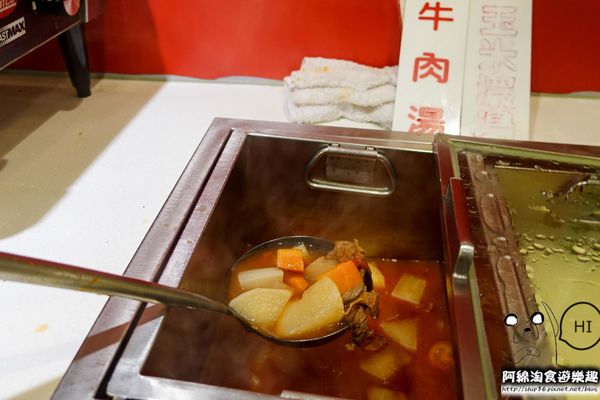 【台北牛排】【北捷港墘路站】瘋牛排-甜蜜擱呷ㄟ飽海陸雙人全餐，雪花牛排、帶骨豬排、海大蝦全在一盤裡．內湖牛排/自助吧/捷運港墘美食