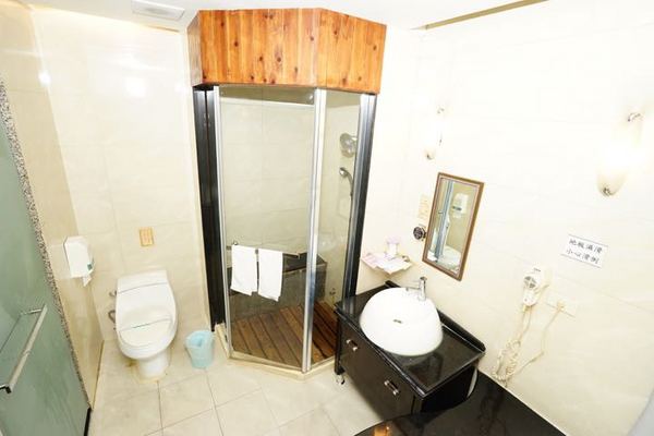 花嫁汽車旅館:【台南汽車旅館】【東區】近仁德、大灣交流道。經濟實惠的汽車旅館——花嫁。