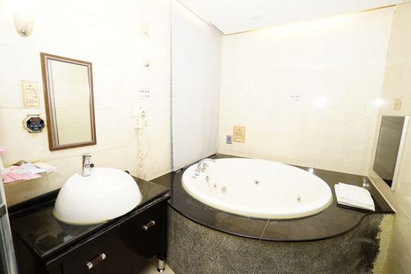 花嫁汽車旅館:【台南汽車旅館】【東區】近仁德、大灣交流道。經濟實惠的汽車旅館——花嫁。