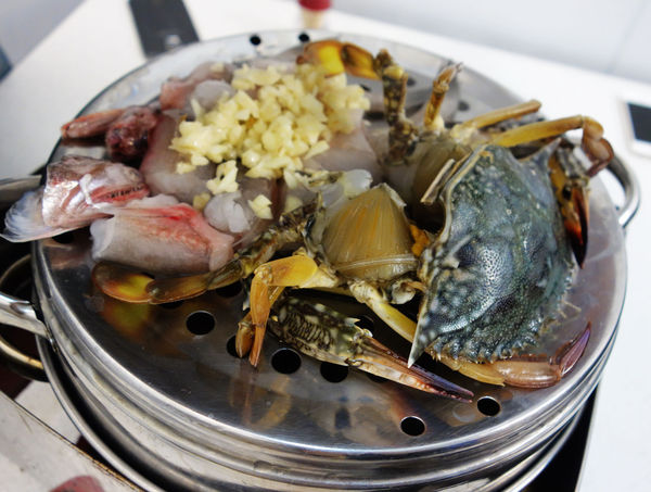 双月牌沙茶爐：台南第一間 近期最火紅一位難求