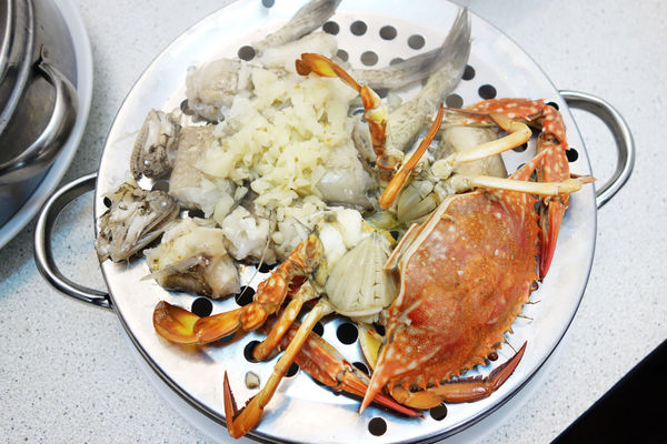 双月牌沙茶爐：台南第一間 近期最火紅一位難求