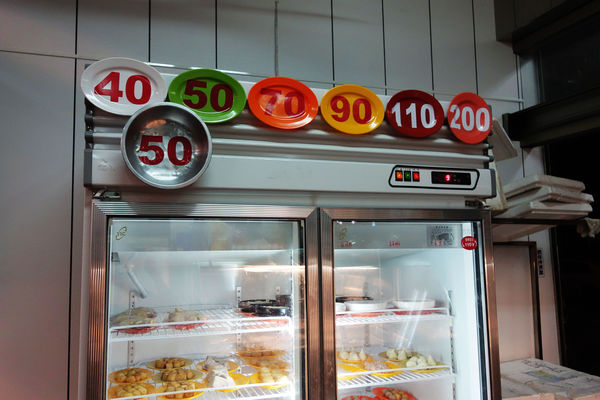 双月牌沙茶爐：台南第一間 近期最火紅一位難求