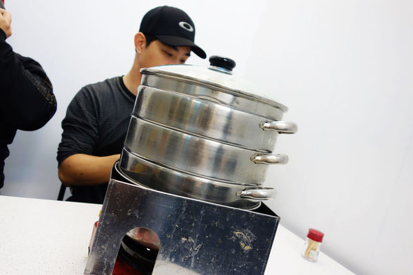 双月牌沙茶爐：台南第一間 近期最火紅一位難求