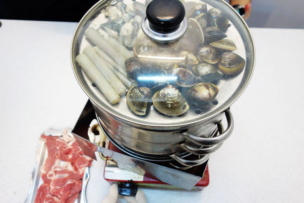 双月牌沙茶爐：台南第一間 近期最火紅一位難求