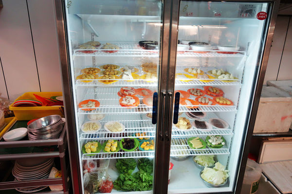 双月牌沙茶爐：台南第一間 近期最火紅一位難求