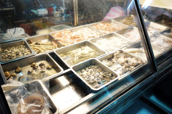 双月牌沙茶爐：台南第一間 近期最火紅一位難求