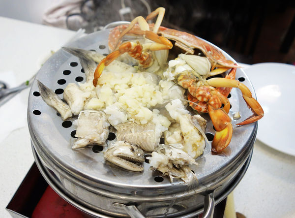 双月牌沙茶爐：台南第一間 近期最火紅一位難求