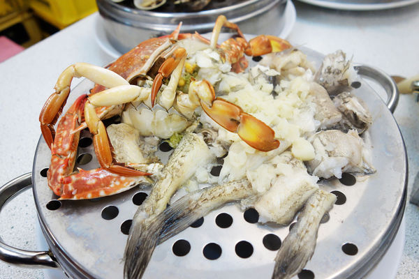 双月牌沙茶爐：台南第一間 近期最火紅一位難求