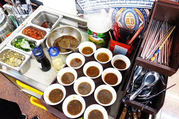 双月牌沙茶爐：台南第一間 近期最火紅一位難求