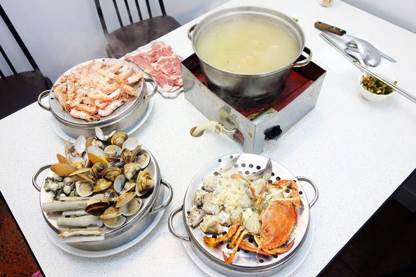 双月牌沙茶爐：台南第一間 近期最火紅一位難求