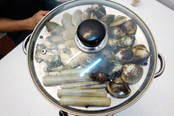 双月牌沙茶爐：台南第一間 近期最火紅一位難求