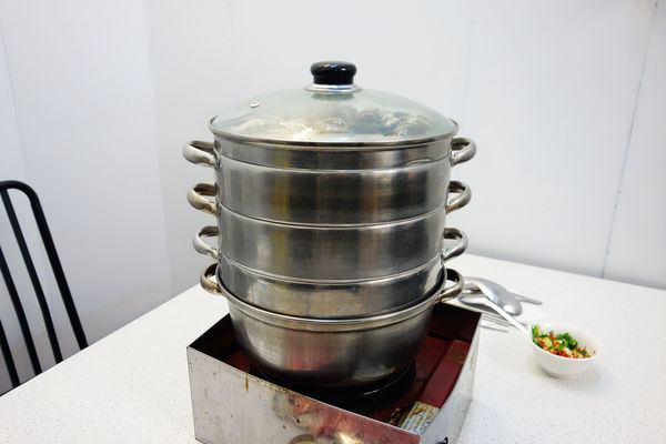 双月牌沙茶爐：台南第一間 近期最火紅一位難求