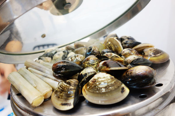 双月牌沙茶爐：台南第一間 近期最火紅一位難求