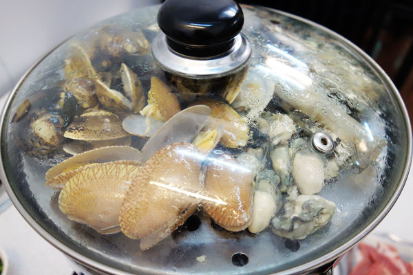 双月牌沙茶爐：台南第一間 近期最火紅一位難求