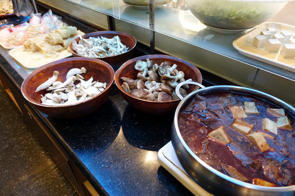 犇鱻涮涮鍋:(胖樺食記)平價火鍋吃到飽連鎖店「犇鱻涮涮鍋」/新北市中永和美食/高CP值