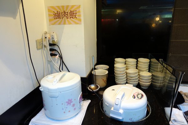 犇鱻涮涮鍋:(胖樺食記)平價火鍋吃到飽連鎖店「犇鱻涮涮鍋」/新北市中永和美食/高CP值