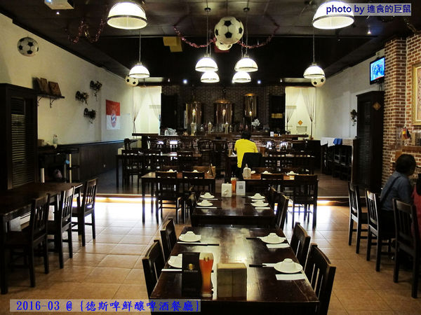 德斯啤鮮釀啤酒餐廳：（台南。中西區美食）『德斯啤鮮釀啤酒餐廳』台南也喝得到“道地德國啤酒”，不用飛去德國啦！ 還有大螢幕，讓你一邊喝酒一邊吃美食，還能隨時掌控國內外運動賽事～ 夜晚大口喝酒的好選擇～（乎乾啦！）