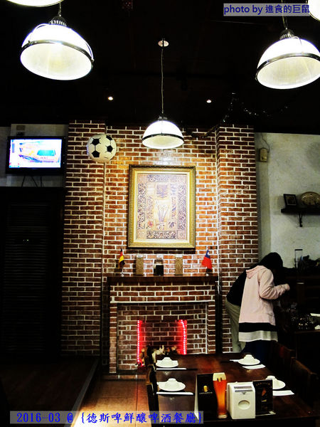 德斯啤鮮釀啤酒餐廳：（台南。中西區美食）『德斯啤鮮釀啤酒餐廳』台南也喝得到“道地德國啤酒”，不用飛去德國啦！ 還有大螢幕，讓你一邊喝酒一邊吃美食，還能隨時掌控國內外運動賽事～ 夜晚大口喝酒的好選擇～（乎乾啦！）