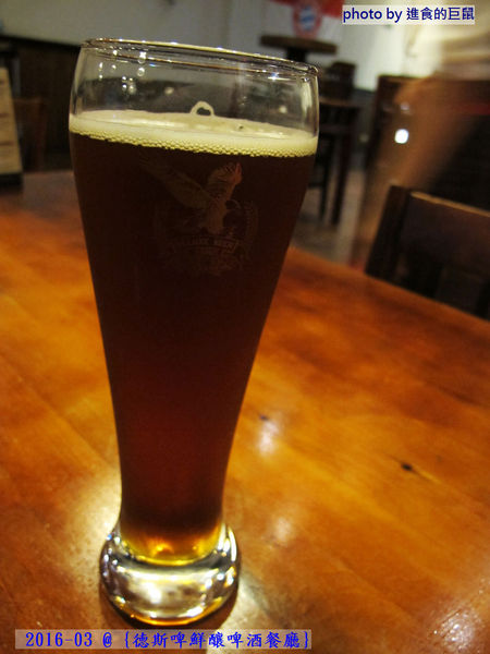 德斯啤鮮釀啤酒餐廳：（台南。中西區美食）『德斯啤鮮釀啤酒餐廳』台南也喝得到“道地德國啤酒”，不用飛去德國啦！ 還有大螢幕，讓你一邊喝酒一邊吃美食，還能隨時掌控國內外運動賽事～ 夜晚大口喝酒的好選擇～（乎乾啦！）