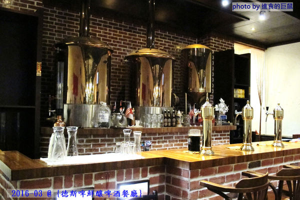 德斯啤鮮釀啤酒餐廳：（台南。中西區美食）『德斯啤鮮釀啤酒餐廳』台南也喝得到“道地德國啤酒”，不用飛去德國啦！ 還有大螢幕，讓你一邊喝酒一邊吃美食，還能隨時掌控國內外運動賽事～ 夜晚大口喝酒的好選擇～（乎乾啦！）