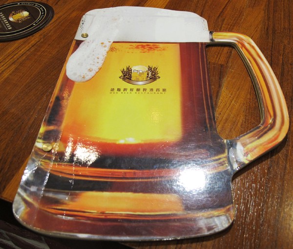 德斯啤鮮釀啤酒餐廳：（台南。中西區美食）『德斯啤鮮釀啤酒餐廳』台南也喝得到“道地德國啤酒”，不用飛去德國啦！ 還有大螢幕，讓你一邊喝酒一邊吃美食，還能隨時掌控國內外運動賽事～ 夜晚大口喝酒的好選擇～（乎乾啦！）