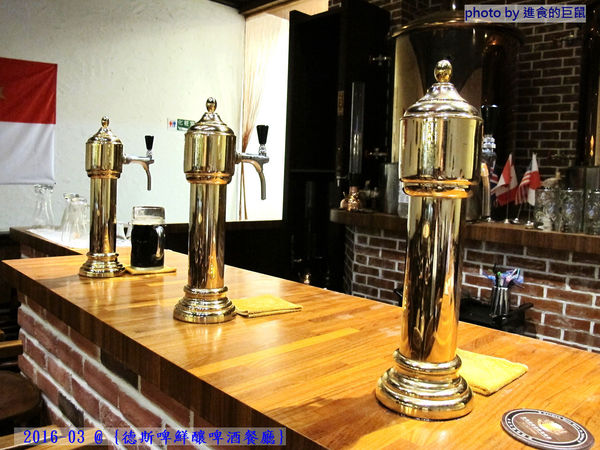 德斯啤鮮釀啤酒餐廳：（台南。中西區美食）『德斯啤鮮釀啤酒餐廳』台南也喝得到“道地德國啤酒”，不用飛去德國啦！ 還有大螢幕，讓你一邊喝酒一邊吃美食，還能隨時掌控國內外運動賽事～ 夜晚大口喝酒的好選擇～（乎乾啦！）