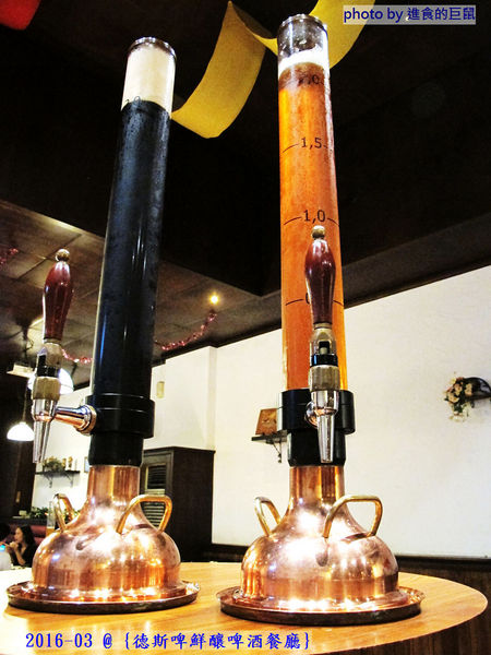 德斯啤鮮釀啤酒餐廳：（台南。中西區美食）『德斯啤鮮釀啤酒餐廳』台南也喝得到“道地德國啤酒”，不用飛去德國啦！ 還有大螢幕，讓你一邊喝酒一邊吃美食，還能隨時掌控國內外運動賽事～ 夜晚大口喝酒的好選擇～（乎乾啦！）