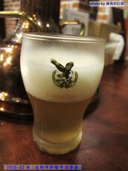 德斯啤鮮釀啤酒餐廳：（台南。中西區美食）『德斯啤鮮釀啤酒餐廳』台南也喝得到“道地德國啤酒”，不用飛去德國啦！ 還有大螢幕，讓你一邊喝酒一邊吃美食，還能隨時掌控國內外運動賽事～ 夜晚大口喝酒的好選擇～（乎乾啦！）