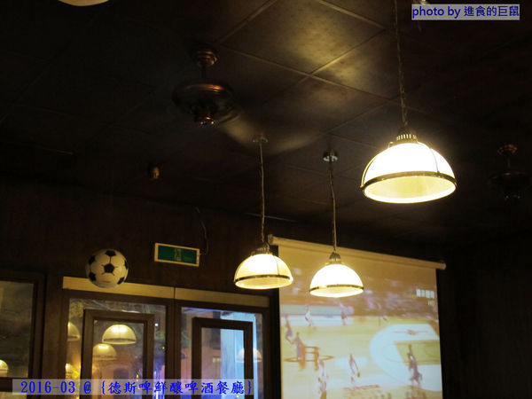 德斯啤鮮釀啤酒餐廳：（台南。中西區美食）『德斯啤鮮釀啤酒餐廳』台南也喝得到“道地德國啤酒”，不用飛去德國啦！ 還有大螢幕，讓你一邊喝酒一邊吃美食，還能隨時掌控國內外運動賽事～ 夜晚大口喝酒的好選擇～（乎乾啦！）