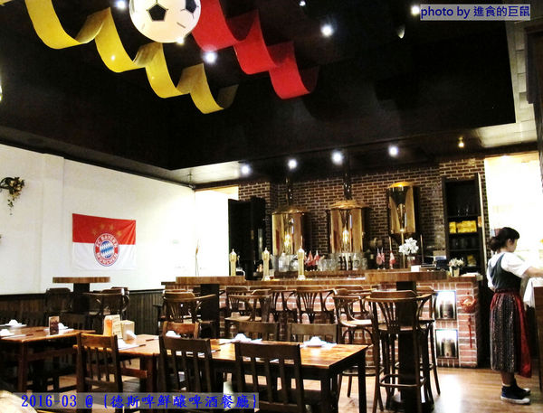 德斯啤鮮釀啤酒餐廳：（台南。中西區美食）『德斯啤鮮釀啤酒餐廳』台南也喝得到“道地德國啤酒”，不用飛去德國啦！ 還有大螢幕，讓你一邊喝酒一邊吃美食，還能隨時掌控國內外運動賽事～ 夜晚大口喝酒的好選擇～（乎乾啦！）