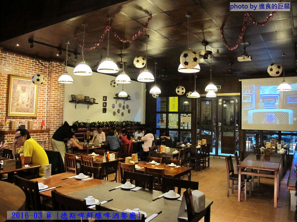 德斯啤鮮釀啤酒餐廳：（台南。中西區美食）『德斯啤鮮釀啤酒餐廳』台南也喝得到“道地德國啤酒”，不用飛去德國啦！ 還有大螢幕，讓你一邊喝酒一邊吃美食，還能隨時掌控國內外運動賽事～ 夜晚大口喝酒的好選擇～（乎乾啦！）