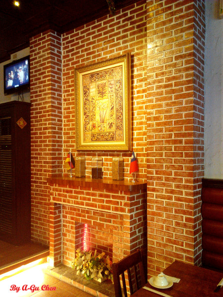 德斯啤鮮釀啤酒餐廳:【臺南Ω中西區】德斯啤鮮釀啤酒餐廳。在德式風格的餐廳裡品嘗德式料理、暢飲德國啤酒