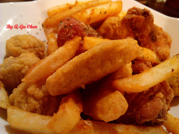 德斯啤鮮釀啤酒餐廳:【臺南Ω中西區】德斯啤鮮釀啤酒餐廳。在德式風格的餐廳裡品嘗德式料理、暢飲德國啤酒