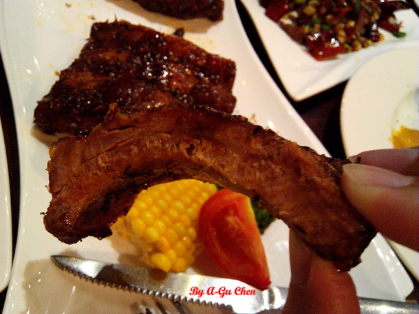 德斯啤鮮釀啤酒餐廳:【臺南Ω中西區】德斯啤鮮釀啤酒餐廳。在德式風格的餐廳裡品嘗德式料理、暢飲德國啤酒