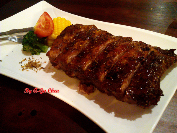 德斯啤鮮釀啤酒餐廳:【臺南Ω中西區】德斯啤鮮釀啤酒餐廳。在德式風格的餐廳裡品嘗德式料理、暢飲德國啤酒