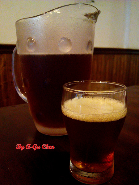 德斯啤鮮釀啤酒餐廳:【臺南Ω中西區】德斯啤鮮釀啤酒餐廳。在德式風格的餐廳裡品嘗德式料理、暢飲德國啤酒