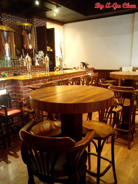 德斯啤鮮釀啤酒餐廳:【臺南Ω中西區】德斯啤鮮釀啤酒餐廳。在德式風格的餐廳裡品嘗德式料理、暢飲德國啤酒