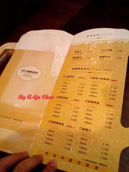 德斯啤鮮釀啤酒餐廳:【臺南Ω中西區】德斯啤鮮釀啤酒餐廳。在德式風格的餐廳裡品嘗德式料理、暢飲德國啤酒