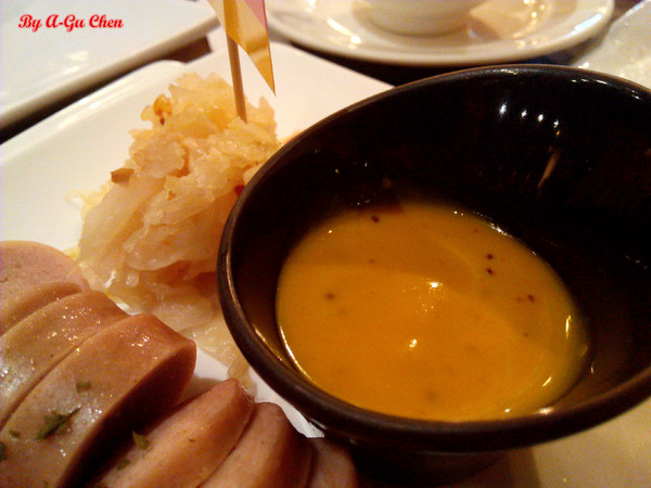 德斯啤鮮釀啤酒餐廳:【臺南Ω中西區】德斯啤鮮釀啤酒餐廳。在德式風格的餐廳裡品嘗德式料理、暢飲德國啤酒