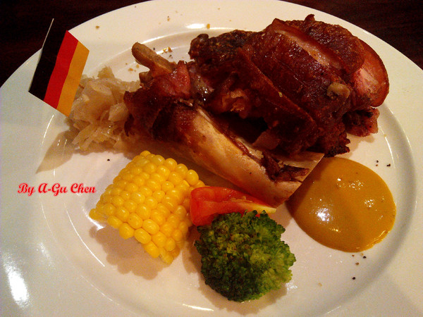 德斯啤鮮釀啤酒餐廳:【臺南Ω中西區】德斯啤鮮釀啤酒餐廳。在德式風格的餐廳裡品嘗德式料理、暢飲德國啤酒