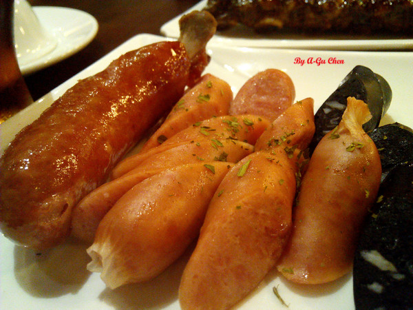 德斯啤鮮釀啤酒餐廳:【臺南Ω中西區】德斯啤鮮釀啤酒餐廳。在德式風格的餐廳裡品嘗德式料理、暢飲德國啤酒