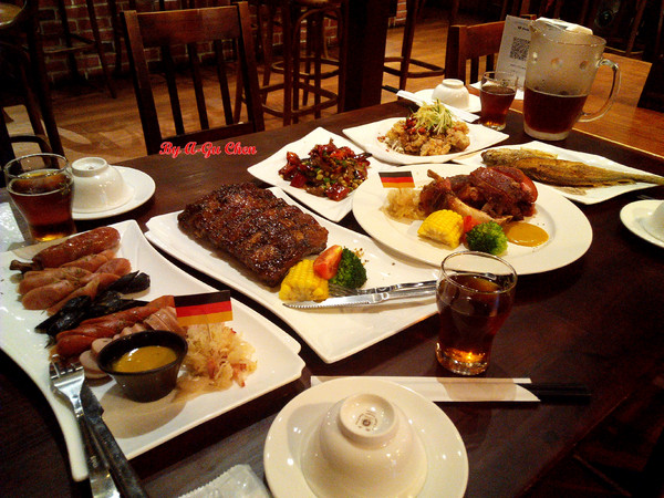 德斯啤鮮釀啤酒餐廳:【臺南Ω中西區】德斯啤鮮釀啤酒餐廳。在德式風格的餐廳裡品嘗德式料理、暢飲德國啤酒